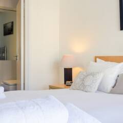 Отель 2 Bedroom House in Maida Vale With Balcony сейф в номере
