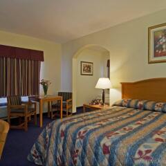 Отель Americas Best Value Inn & Suites-Bush Int'l Airport удобства в номере