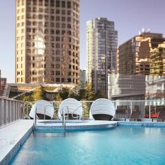 Отель Shangri-La Hotel Vancouver Канада, Ванкувер - отзывы, цены и фото номеров - забронировать отель Shangri-La Hotel Vancouver онлайн бассейн