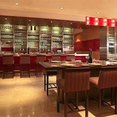 Отель Media Rotana Dubai гостиничный бар