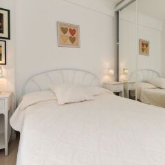 Отель Appartement Flora - 5 Stars Holiday House комната для гостей