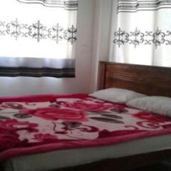 Отель Yoho Grand Drive Guest House сейф в номере