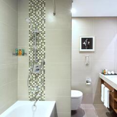Отель Hilton Garden Inn Dubai Al Muraqabat ванная