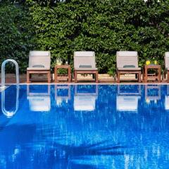 Отель Blazer Suites Hotel Греция, Афины - 1 отзыв об отеле, цены и фото номеров - забронировать отель Blazer Suites Hotel онлайн бассейн фото 2