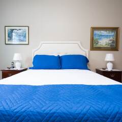 Апартаменты New Kingston Guest Apartment at Inglaterra III сейф в номере