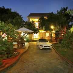 Отель Strawberry Garden Homestay парковка