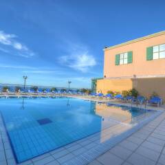 Отель Golden Tulip Vivaldi Hotel Мальта, Сан Джулианс - 2 отзыва об отеле, цены и фото номеров - забронировать отель Golden Tulip Vivaldi Hotel онлайн бассейн фото 2