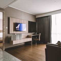 Отель Adelphi Suites Sukhumvit By Compass Hospitality Бангкок комната для гостей фото 5