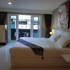Отель crystal suites pattaya комната для гостей фото 3