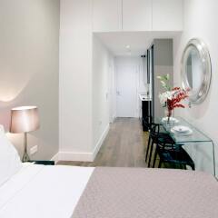 Апартаменты Valet Apartments Golden Square комната для гостей фото 2