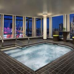 Отель Hampton Inn and Suites by Hilton, Downtown Vancouver Канада, Ванкувер - отзывы, цены и фото номеров - забронировать отель Hampton Inn and Suites by Hilton, Downtown Vancouver онлайн бассейн
