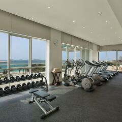Отель DoubleTree by Hilton Dubai Jumeirah Beach фитнесс-зал