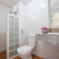 Отель JR Mansion Бангкок ванная
