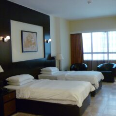 Отель Number One Tower Suites Дубай комната для гостей