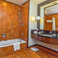 Отель Crowne Plaza Hotel Kathmandu-Soaltee Непал, Катманду - отзывы, цены и фото номеров - забронировать отель Crowne Plaza Hotel Kathmandu-Soaltee онлайн ванная фото 2