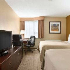Отель Travelodge by Wyndham Toronto East удобства в номере