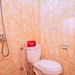 Отель RedDoorz @ Salemba Raya ванная фото 2