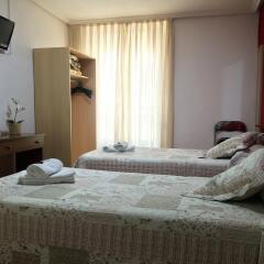 Отель Hostal Rober сейф в номере