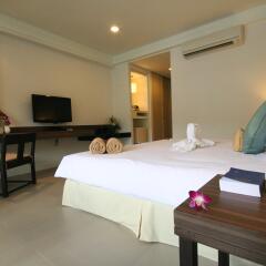 Отель Sawaddi Patong Resort & Spa 4* Улучшенный номер с различными типами кроватей