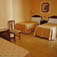 Отель Hostal Victoria III сейф в номере