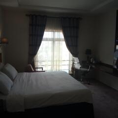 Отель Adig Suites Энугу комната для гостей