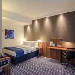 Отель Holiday Inn Express Dusseldorf - City сейф в номере