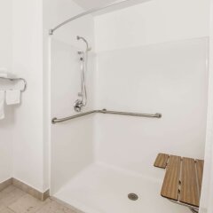 Super 8 by Wyndham Ionia MI in Ionia, United States of America from 91$, photos, reviews - zenhotels.com bathroom