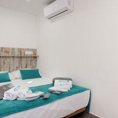 Отель Villas By Seric,15' walking to the beach Торремолинос сейф в номере