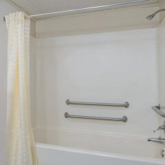 Отель Knights Inn Columbus Downtown ванная