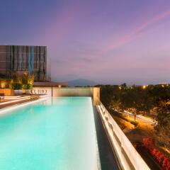 Отель Joyze Hotel Xiamen, Curio Collection by Hilton Китай, Сямынь - отзывы, цены и фото номеров - забронировать отель Joyze Hotel Xiamen, Curio Collection by Hilton онлайн бассейн