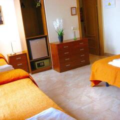 Отель Hostal Tirso Plaza сейф в номере