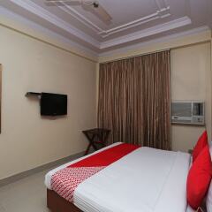 OYO 645 Hotel Tourist Deluxe сейф в номере
