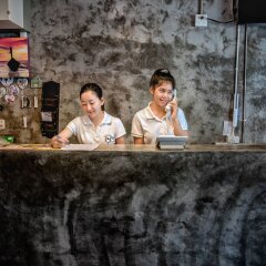 Отель The Guest Hotel Hostel Таиланд, Краби - отзывы, цены и фото номеров - забронировать отель The Guest Hotel Hostel онлайн гостиничный бар