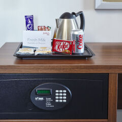 Отель Jurys Inn Liverpool сейф в номере