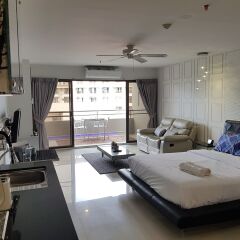 Апартаменты A Beautiful Studio Pool View Downtown Паттайя комната для гостей фото 4
