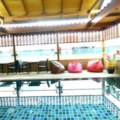 Expat Hotel Patong Center бассейн
