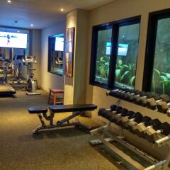 Отель THE HAVEN SUITES Bali Berawa фитнесс-зал