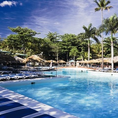 Отель Playabachata Resort бассейн
