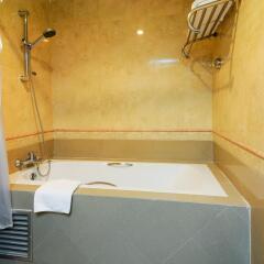 Отель Admiral Suites Sukhumvit 22 By Compass Hospitality Бангкок ванная