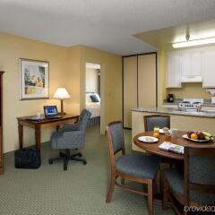 Отель Sommerset Suites в номере