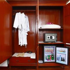 Hotel Continental Saigon сейф в номере