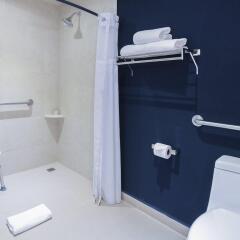Отель Holiday Inn Express Cabo San Lucas ванная фото 2