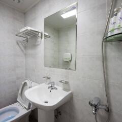 Отель K-guesthouse Sinchon 2 ванная