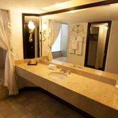 Country Hotel and Suites ванная
