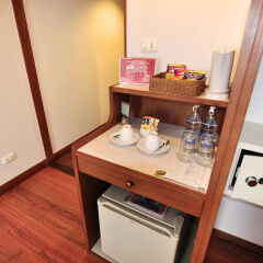 Отель Zen Premium Silom Soi 22 Бангкок сейф в номере