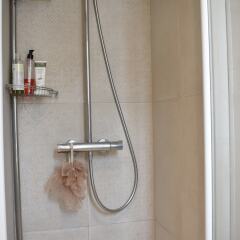 Отель Cosy 1 Bedroom Flat in Paris With Terrace Париж ванная
