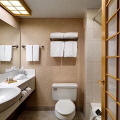 Отель Inn at Laurel Point Канада, Виктория - отзывы, цены и фото номеров - забронировать отель Inn at Laurel Point онлайн ванная фото 2