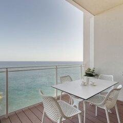Отель Luxury Apt Ocean Views in Tigne Point, With Pool Мальта, Слима - отзывы, цены и фото номеров - забронировать отель Luxury Apt Ocean Views in Tigne Point, With Pool онлайн балкон