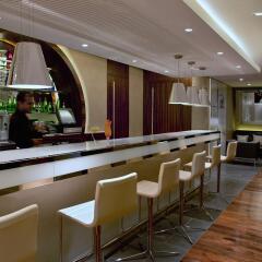 Centro Al Manhal Hotel by Rotana гостиничный бар