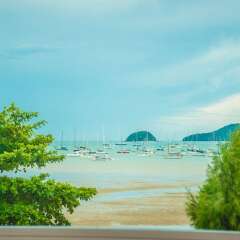 Отель Aochalong Villa Resort & Spa Таиланд, Бухта Чалонг - отзывы, цены и фото номеров - забронировать отель Aochalong Villa Resort & Spa онлайн пляж фото 2